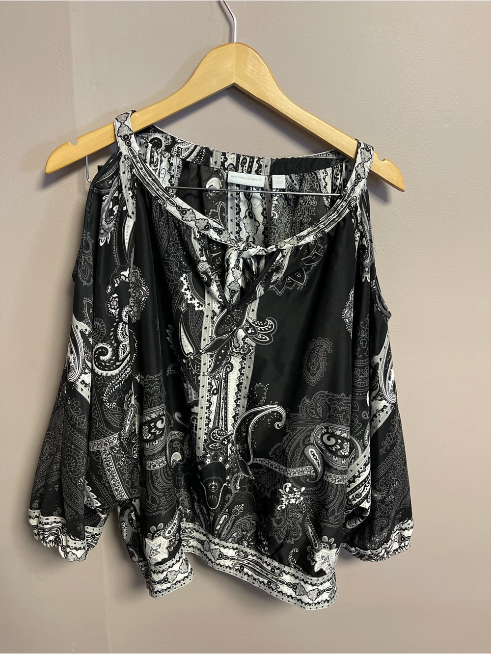 New York & Company Black and White Paisley Cold-Shoulder Tunic, Size XL